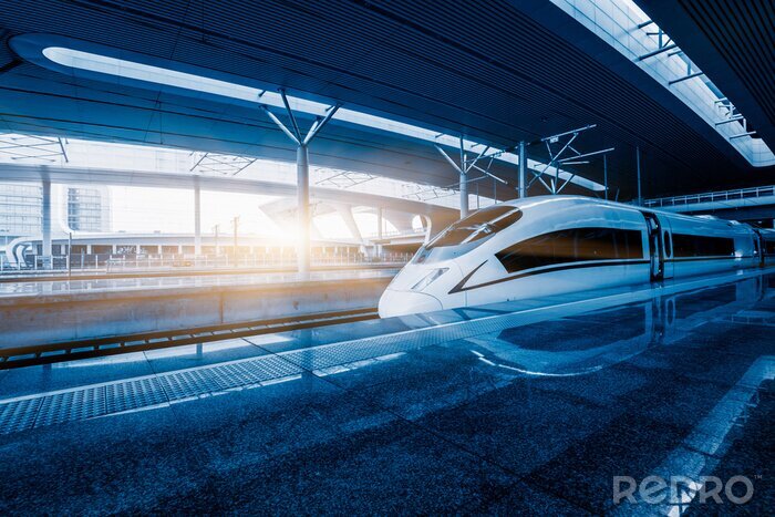 Fototapete Ein moderner Hochgeschwindigkeitszug auf einem Bahnsteig