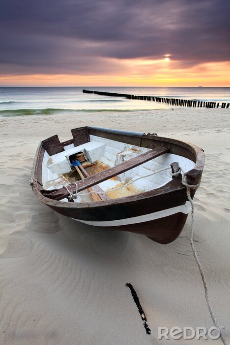 Fototapete Ein Motorboot im Sand