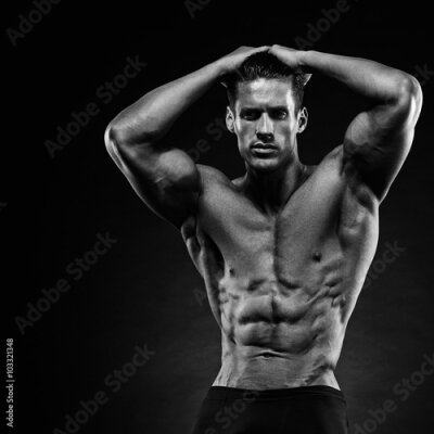 Fototapete Ein muskulöser Mann auf schwarzem Hintergrund