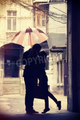 Fototapete Ein Paar küsst sich unter einem Regenschirm