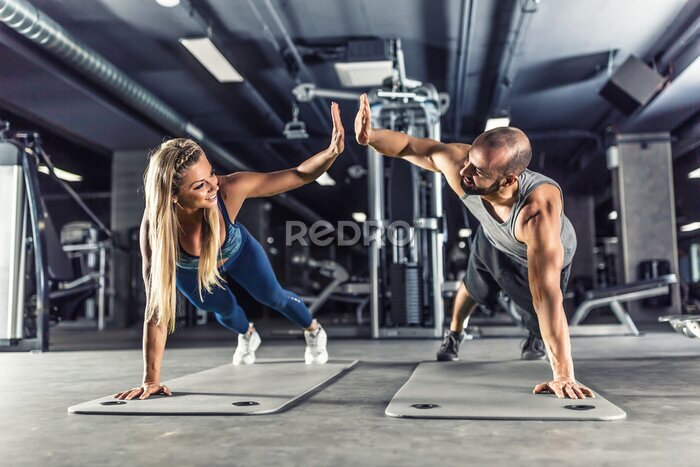 Fototapete Ein Paar Sportler trainiert im Fitnessstudio