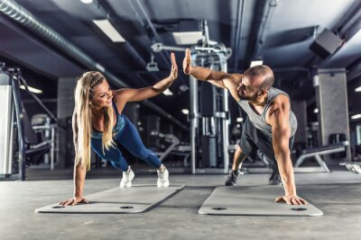Fototapete Ein Paar Sportler trainiert im Fitnessstudio