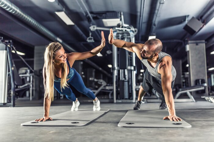 Fototapete Ein Paar Sportler trainiert im Fitnessstudio