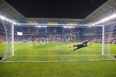 Fototapete Ein Torwart hechtet in der Abwehr nach dem Ball