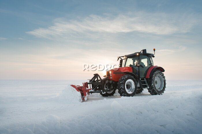 Fototapete Ein Traktor schaufelt Schnee von einer Straße