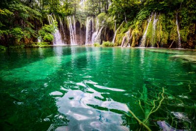 Fototapete Ein Wasserfall mit türkisfarbenem Wasser in Kroatien