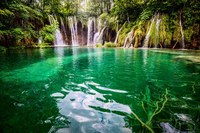 Fototapete Ein Wasserfall mit türkisfarbenem Wasser in Kroatien