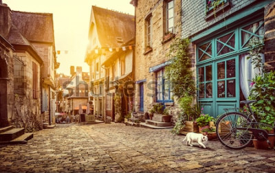 Fototapete Eine Kopfsteinpflasterstraße bei Sonnenuntergang