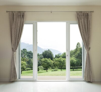 Fototapete Eine offene Tür mit Blick auf einen grünen Garten