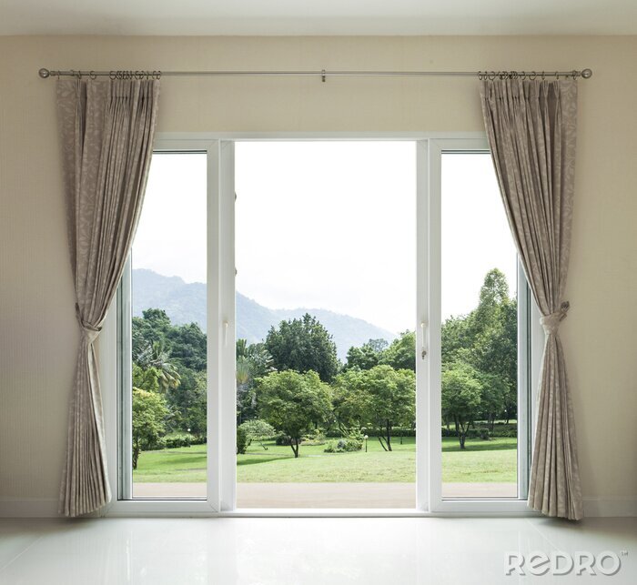 Fototapete Eine offene Tür mit Blick auf einen grünen Garten