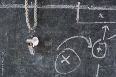 Fototapete Eine Trillerpfeife und ein taktisches Diagramm eines Spiels auf einer Schultafel