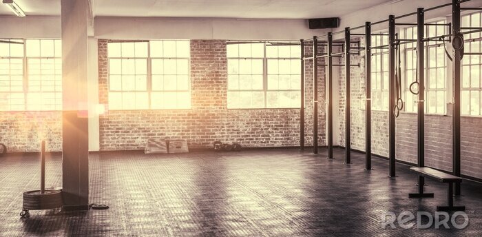 Fototapete Eine Turnhalle mit Backsteinmauern