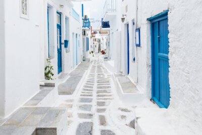 Fototapete Eine weiße griechische Straße mit blauen Türen und Fensterläden