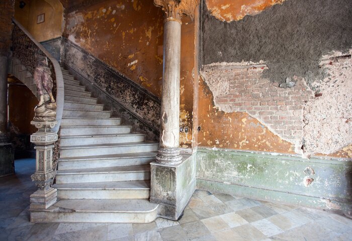 Fototapete Eingang zum verlassenen Wohnblock