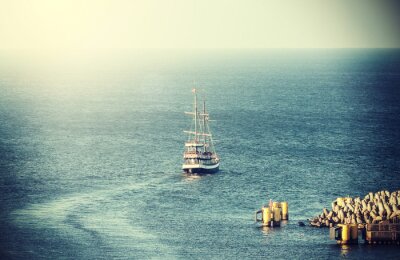 Fototapete Einsames Schiff auf See