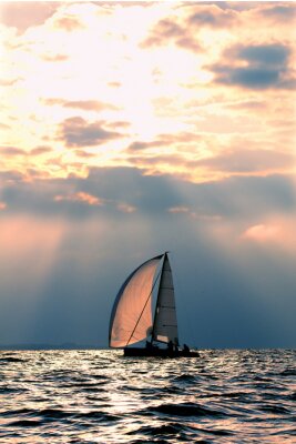 Fototapete Einsames Segelboot bei Sonnenuntergang