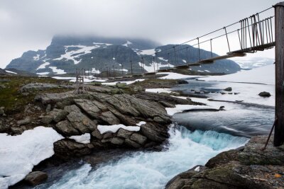 Fototapete Enge Brücke überm Wasserfall