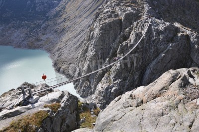 Fototapete Enge Hängebrücke in Gebirgen