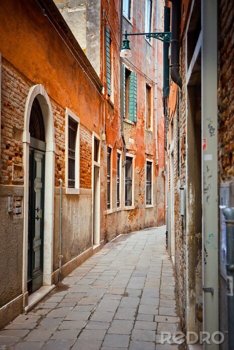 Fototapete Enger Durchgang in Venedig