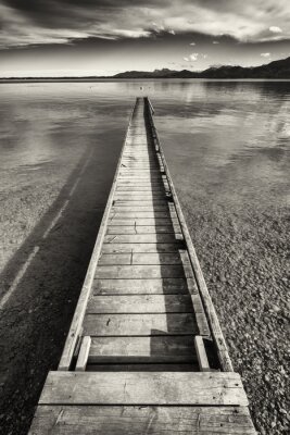 Fototapete Enger schwarz-weißer Steg
