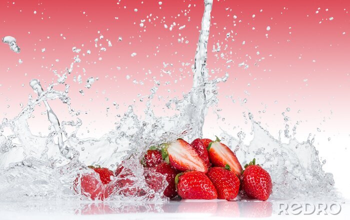 Fototapete Erdbeeren frisch mit Wasser übergossen