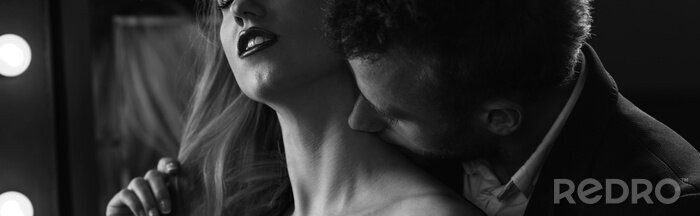 Fototapete Erotischer Kuss auf den Hals