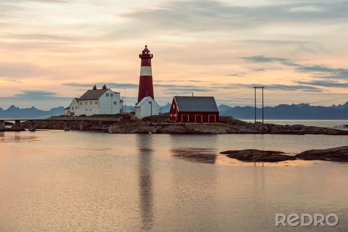 Fototapete Fabelhafter Leuchtturm am Meer