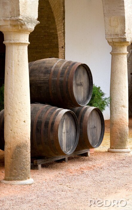 Fototapete Fässer bei steinigen Säulen
