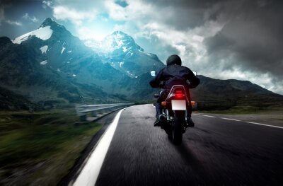 Fahrendes Motorrad in den Bergen