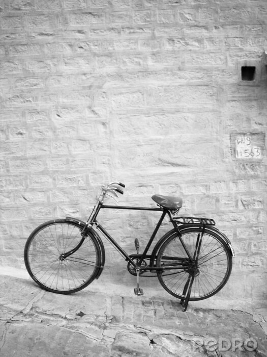 Fototapete Fahrrad bei weißer Mauer