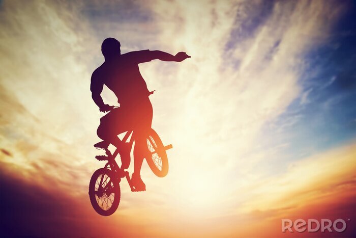 Fototapete Fahrrad in der Luft mit Himmel im Hintergrund