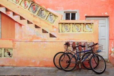 Fototapete Fahrräder bei pastellfarbenen Mauern