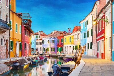 Farbenfrohe Gebäude in Venedig