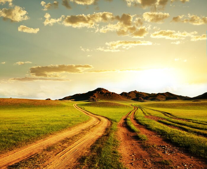 Fototapete Felder und Hügel gegen den Himmel