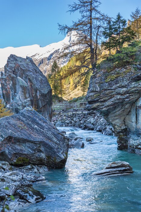Fototapete Felsen im Gebirgsfluss
