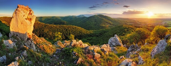 Fototapete Felsige Berggipfel auf der Landschaft