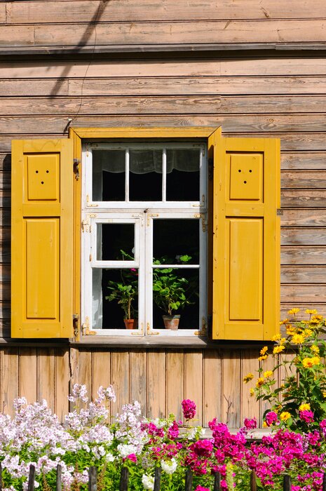 Fototapete Fenster mit orangefarbenen fensterläden