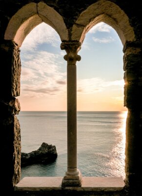 Fototapete Fenster mit Säule am Meer