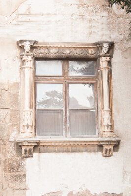 Fototapete Fenster mit steinigen Säulen
