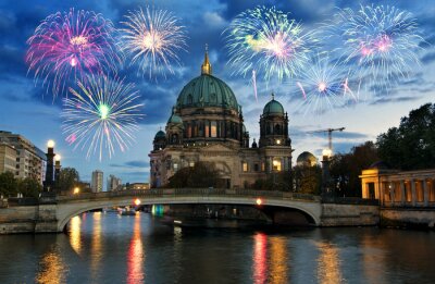 Fototapete Feuerwerk über Berliner Architektur