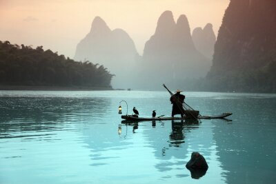 Fischer auf einem Boot in Asien