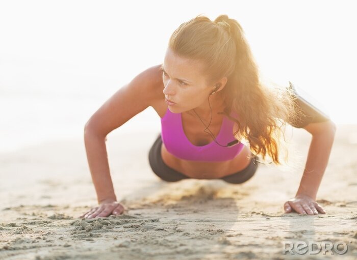 Fototapete Fitness junge Frau tun Push-ups am Strand