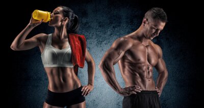 Fitness Paar zeigt seine Muskeln