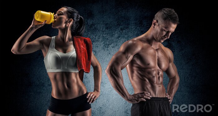 Fototapete Fitness Paar zeigt seine Muskeln