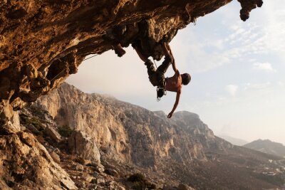 Fototapete Fitter Mensch an Felsen