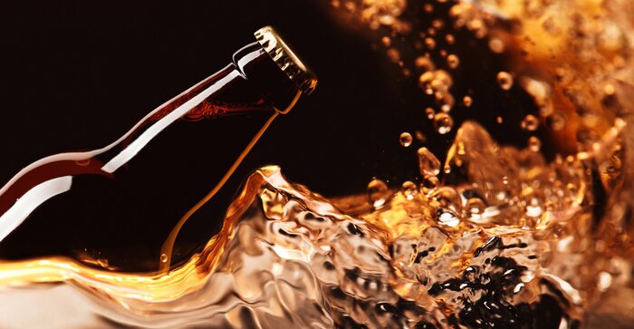 Fototapete Flasche Bier auf schwarzem Hintergrund