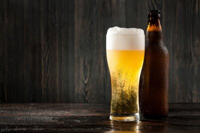 Fototapete Flasche Bier und gefülltes Glas