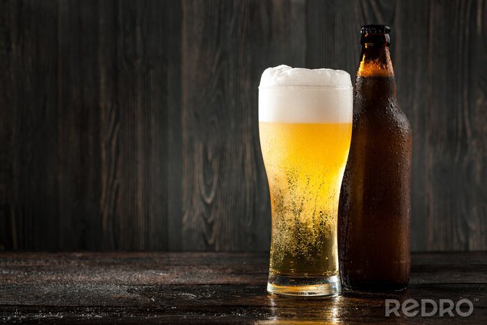 Fototapete Flasche Bier und gefülltes Glas