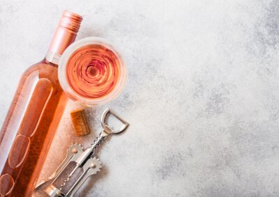 Flasche rosa Wein und Glas