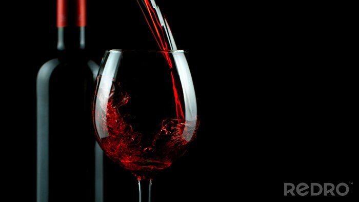 Fototapete Flasche und Wein im Glas auf schwarzem Hintergrund
